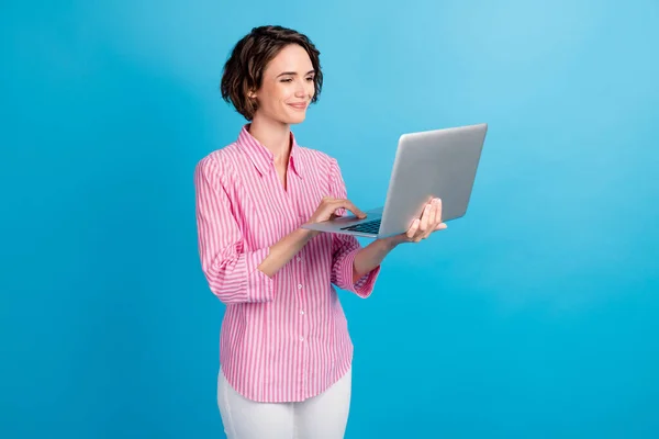 Foto de trabajo positivo de la muchacha en la letra de escritura del ordenador portátil use ropa formal aislada sobre fondo de color azul — Foto de Stock