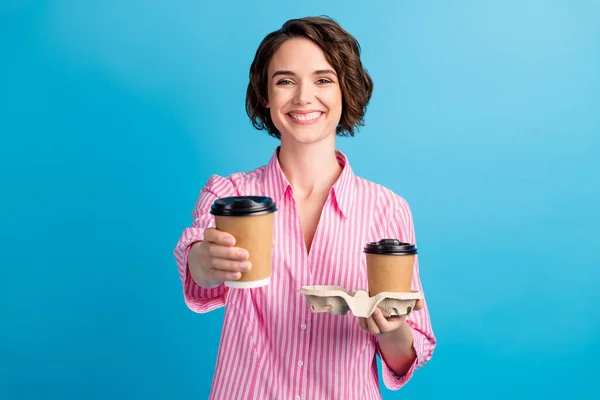 Foto de menina positiva compartilhar takeout cappuccino copo na câmera com suporte de cartão isolado sobre fundo de cor azul — Fotografia de Stock