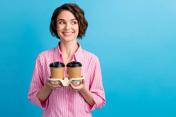 Foto de senhora segurar copos de café de takeout cappuccino duplo no titular da caixa olhar copyspace isolado sobre fundo de cor azul — Fotografia de Stock