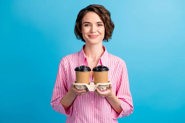 Foto de senhora positiva segurar takeaway café latte copo titular de papelão usar roupas formais isolados em fundo de cor azul — Fotografia de Stock