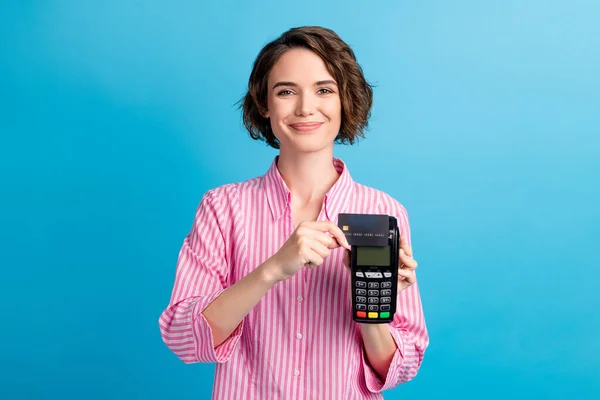 Foto de señora positiva deslizar tarjeta de crédito en pos terminal desgaste formal ropa rosa blanca aislada sobre fondo de color azul —  Fotos de Stock