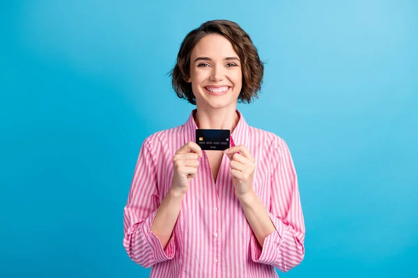 Foto de chica alegre positiva llevar ropa formal de la tarjeta de crédito aislado sobre fondo de color azul —  Fotos de Stock