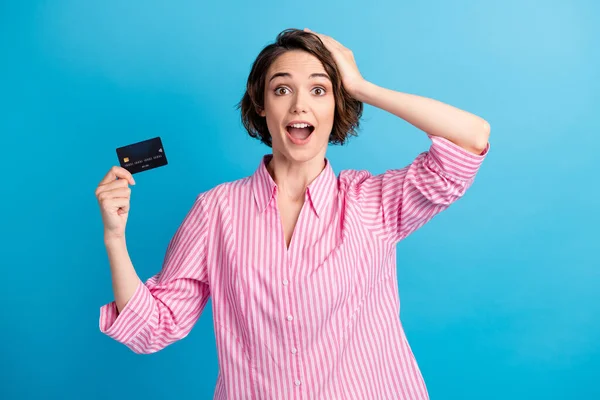 Fénykép a lenyűgözött hölgy tartsa hitelkártya érintés kéz fej kopás formális fehér rózsaszín ing elszigetelt kék színű háttér — Stock Fotó