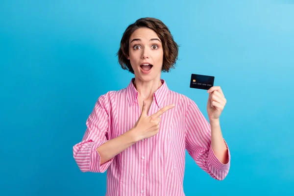 Foto de senhora surpreendido ponto indicador de cartão de crédito com salário desgaste formal camisa rosa branco isolado sobre fundo de cor azul — Fotografia de Stock