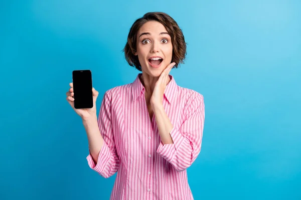 Foto de señora loca asombrada sostiene el teléfono celular toque la mano grito aislado sobre fondo de color azul — Foto de Stock