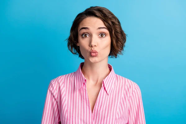 Foto de mujer encantadora tierna rizada dama usar labios de camisa rosa mosqueado fondo de color azul aislado —  Fotos de Stock