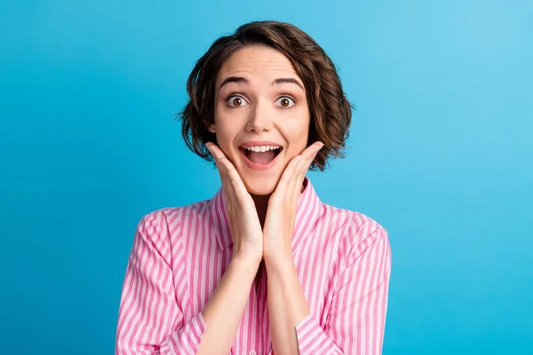 Foto retrato de linda dama de negocios encantadora vestida con camisa rosa formal boca abierta brazos pómulos aislados color azul fondo — Foto de Stock