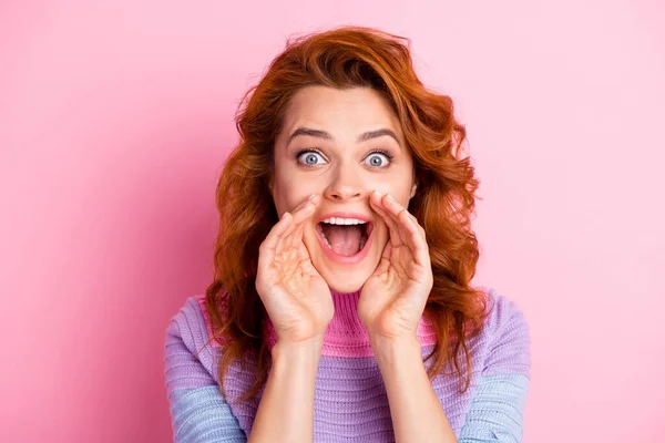 Foto ritratto di donna che grida annunciando con le mani vicino alla bocca isolato su sfondo rosa pastello — Foto Stock