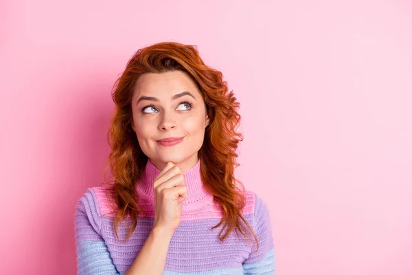 Foto retrato de chica de ensueño tocando la barbilla de la cara con el dedo mirando hacia arriba en el espacio en blanco aislado sobre fondo de color rosa pastel —  Fotos de Stock