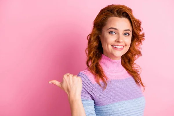 Retrato fotográfico de una mujer apuntando con el pulgar al espacio en blanco aislado sobre fondo de color rosa pastel —  Fotos de Stock