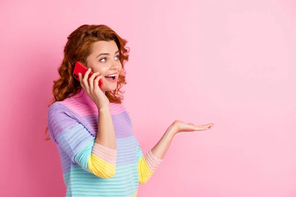 Foto portret van vrouw terloops praten op telefoon geïsoleerd op pastel roze gekleurde achtergrond met lege ruimte — Stockfoto