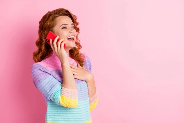 Portrait photo de fille sincèrement rieuse parlant au téléphone isolé sur fond rose pastel avec un espace vide — Photo