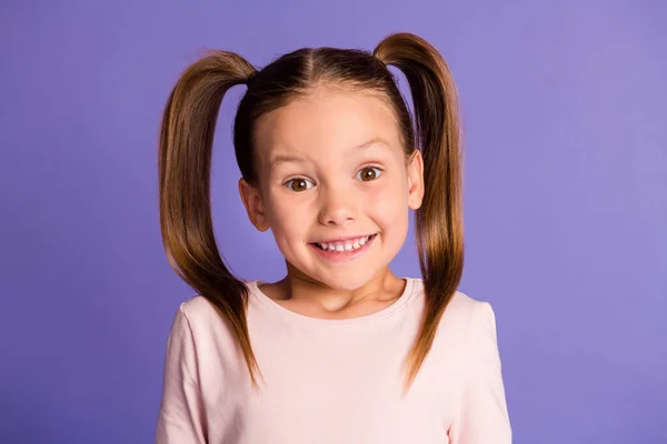 Foto de menina alegre feliz usar sweatshirt sorriso animado isolado no fundo cor violeta roxo — Fotografia de Stock