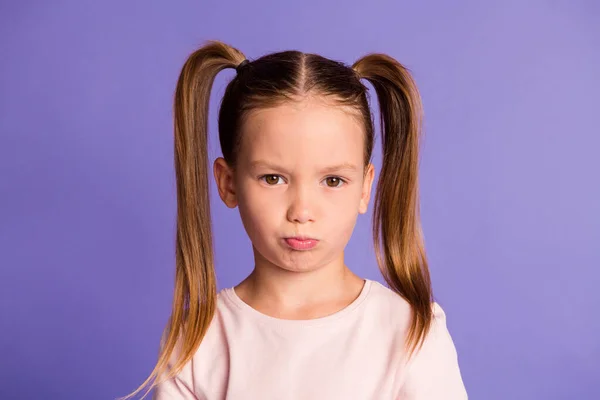 Фото красивой несчастной грустной милой школьницы плохое настроение лицо изолированы на фиолетовом фиолетовом фоне — стоковое фото