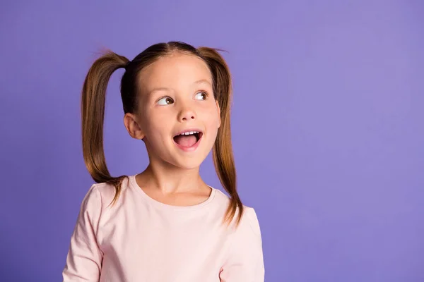 Cerca de la foto de hermosa pupila mirada espacio vacío boca abierta suéter pastel aislado sobre fondo de color violeta —  Fotos de Stock