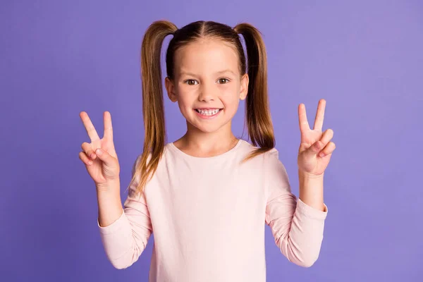 Foto de niño alegre feliz hacer v-signo hola bonita sonrisa aislada sobre fondo de color púrpura —  Fotos de Stock