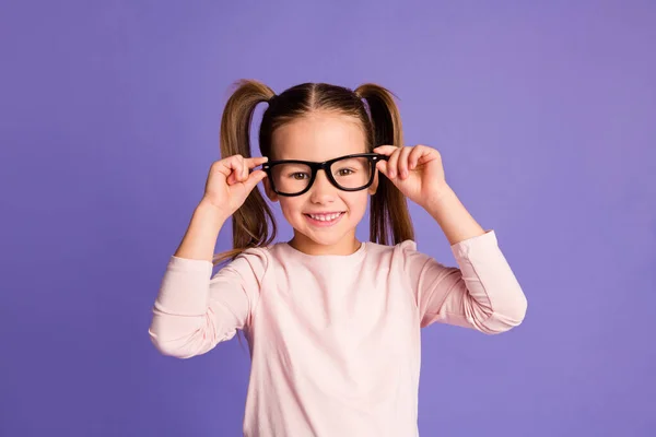 明るい幸せな女の子の写真は、紫色の背景に隔離されたホールドメガネのスウェットシャツを身に着けている — ストック写真