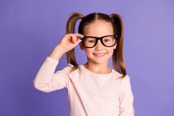 Foto von hübschen braunhaarigen Schulmädchen tragen Brille nettes Lächeln isoliert auf lila Hintergrund — Stockfoto