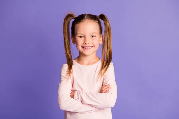 Foto de menina encantadora alegre cruzou as mãos bom humor sorriso rosto isolado no fundo cor violeta — Fotografia de Stock