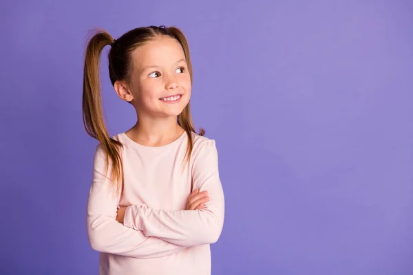 Fotografie atraktivní holčička vypadat prázdný prostor složené paže nosit mikinu izolované na fialové barevné pozadí — Stock fotografie