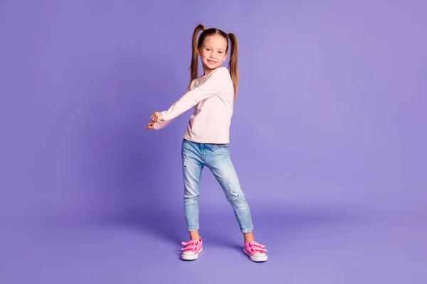 Foto em tamanho completo de bela dança colegial feliz usar sapatos de camisola isolada no fundo de cor roxa — Fotografia de Stock