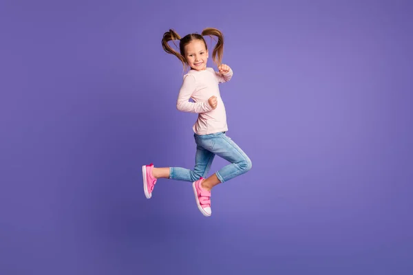 Полноразмерная фотография профиля на фоне коричневых волосистых косичек маленькая девочка в пуловертных джинсах бежит в одиночестве на фиолетовом фоне — стоковое фото