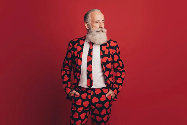 Kendinden emin sakallı adamın fotoğrafı. Cepleri güzel. Boş uzay giysisi, kalp izi smokini, izole edilmiş kırmızı arka plan. — Stok fotoğraf