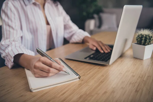 Retrato de foto recortada de la mujer escribiendo haciendo lista tomando notas en bloc de notas trabajando en el ordenador portátil en el interior — Foto de Stock