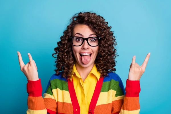 Närbild porträtt av ganska glad galen vågigt hår flicka som visar dubbla horn tecken grimace isolerad på klarblå färg bakgrund — Stockfoto