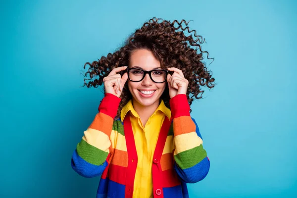 Retrato de atraente sorriso feliz encaracolado cabelo marrom menina óculos de toque isolado sobre fundo de cor azul — Fotografia de Stock