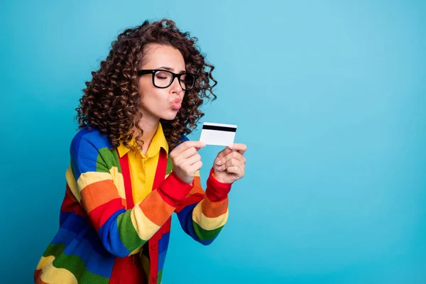 Portré vonzó fiatal lány csók ajkak tartani hitelkártya hirdetés eladás kedvezmény vásárlás elszigetelt felett kék színű háttér — Stock Fotó
