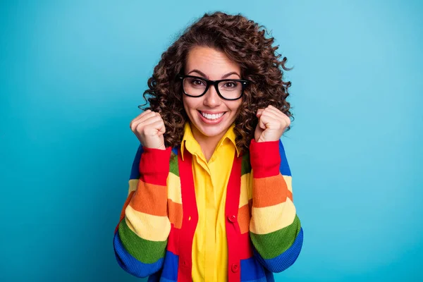 Retrato de bela jovem celebrar sorriso feliz vitória vitória venda punhos de desconto mãos isoladas sobre fundo de cor azul — Fotografia de Stock