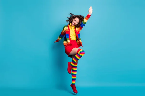 Фотографія повного тіла молодої щасливої посмішки дівчина стрибає літати повітря носить барвисту повсякденну спідницю ізольовано на синьому кольоровому фоні — стокове фото