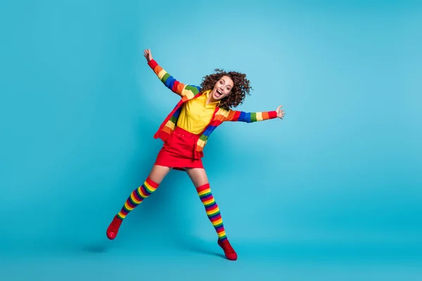 Foto de corpo inteiro de menina atraente se divertir despreocupado louco sorriso feliz mãos voar isolado sobre fundo de cor azul — Fotografia de Stock