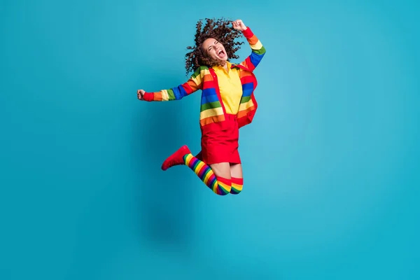Ganzkörper-Foto von verrückten jungen Mädchen tragen Rock springen Spaß haben Fäuste Hand schreien schreien glücklich Lächeln isoliert über blauen Farbhintergrund — Stockfoto