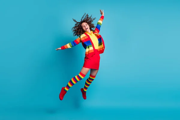 Foto corpo pieno di giovane attraente ragazza capelli ricci indossare gonna pazzo divertimento spensierato salto volare isolato su sfondo di colore blu — Foto Stock