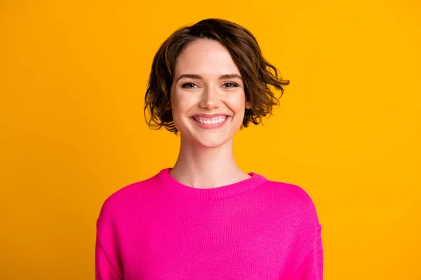 Porträtt av nöjd flicka look i kameran slitage casual stil pullover isolerad över glans färg bakgrund — Stockfoto