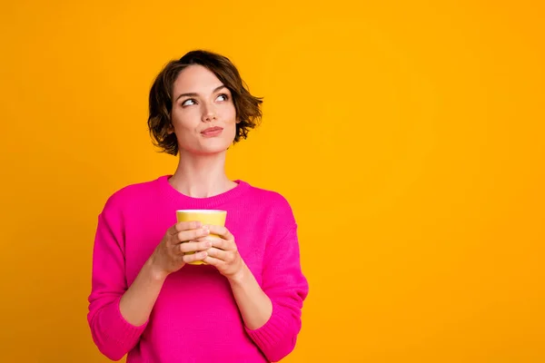 Foto smýšlející dívky držet nápoj hrnek vzhled copyspace myslet nosit pulovr izolované jasný lesk barvy pozadí — Stock fotografie