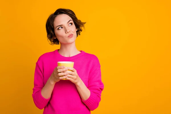 Retrato de mente menina segurar bebida copo olhar copyspace acho que usar camisola isolado brilho cor fundo — Fotografia de Stock