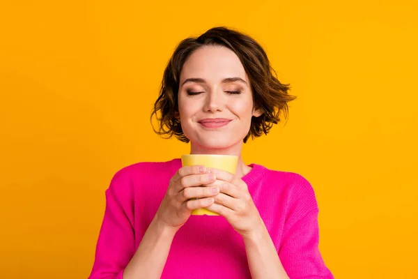 Портрет красивої дівчини запах ароматний латекс чашка насолоджуватися пуловер носіння ізольовані на яскравому кольоровому фоні — стокове фото