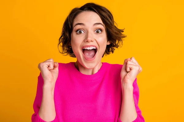Крупным планом фото радостной девушки поднять кулаки кричать носить пуловер изолированы на ярком фоне цвета — стоковое фото