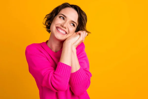 Portret van openhartig meisje voelen dankbaar genieten kijken copyspace slijtage pullover geïsoleerd over glans kleur achtergrond — Stockfoto