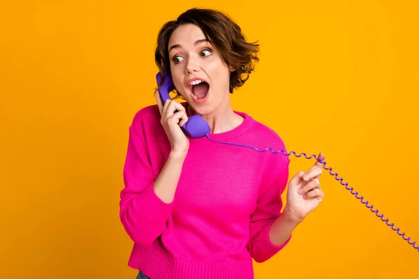 Fotó megdöbbent lány hívás telefon hallgatni hírek sikoly kopás pulóver elszigetelt fényes fény szín háttér — Stock Fotó