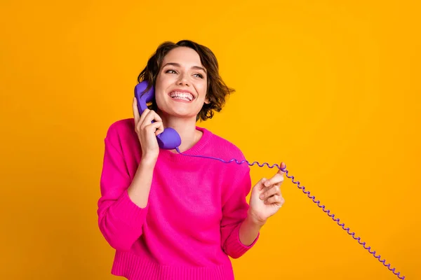 Foto van tevreden meisje oproep telefoon luisteren genieten nieuws slijtage jumper geïsoleerd over heldere kleur achtergrond — Stockfoto