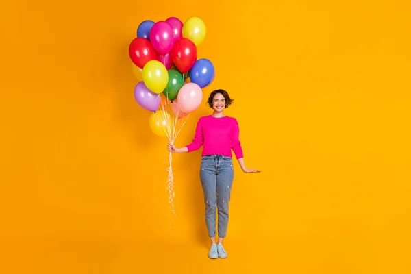 Foto de longitud completa de buena chica franca sostienen muchos globos usan jersey aislado sobre fondo de color vívido — Foto de Stock