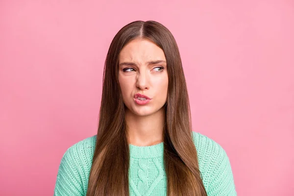 Foto de mujer bastante joven disgustado mirar espacio vacío olor a aversión aislado sobre fondo de color rosa pastel — Foto de Stock