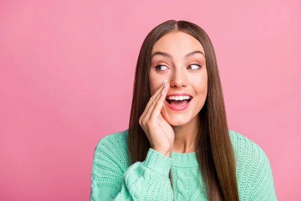 Neşeli funky kişinin yakın fotoğrafı boş uzay kolu yakın Ağız mavisi süveter pembe arka planda izole — Stok fotoğraf