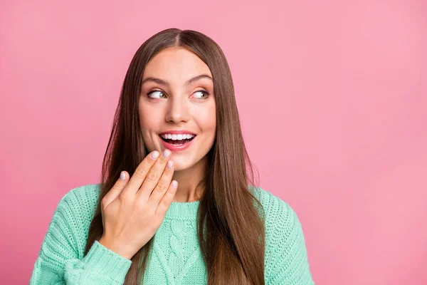 Närbild foto av bedårande person ser tom utrymme hand nära hakan teal tröja isolerad på rosa färg bakgrund — Stockfoto