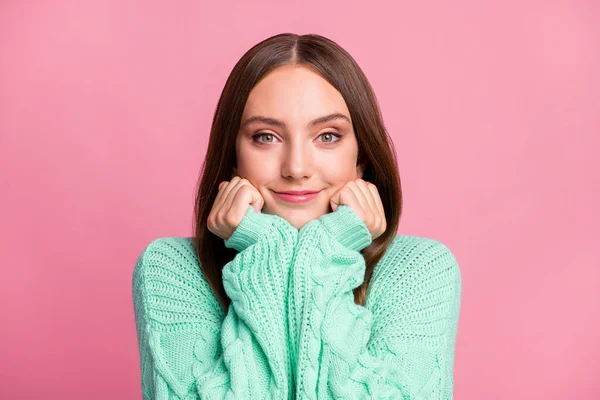 Close-up portret van prachtige jonge persoon handen op wangen glimlach dragen turquoise geïsoleerd op roze kleur achtergrond — Stockfoto