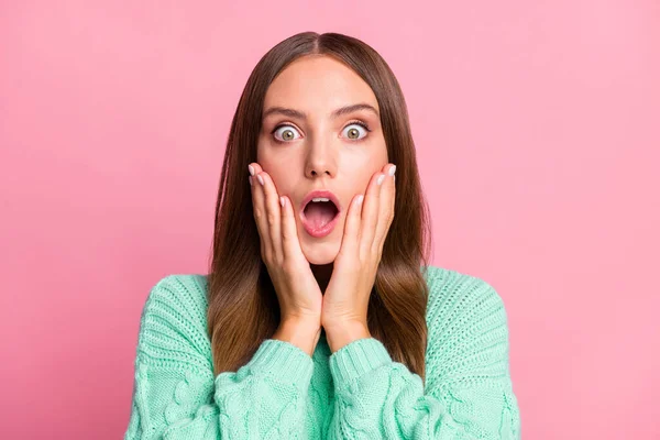 Närbild porträtt av chockad dam armar på kinderna öppna munnen bära turkos pullover isolerad på rosa färg bakgrund — Stockfoto